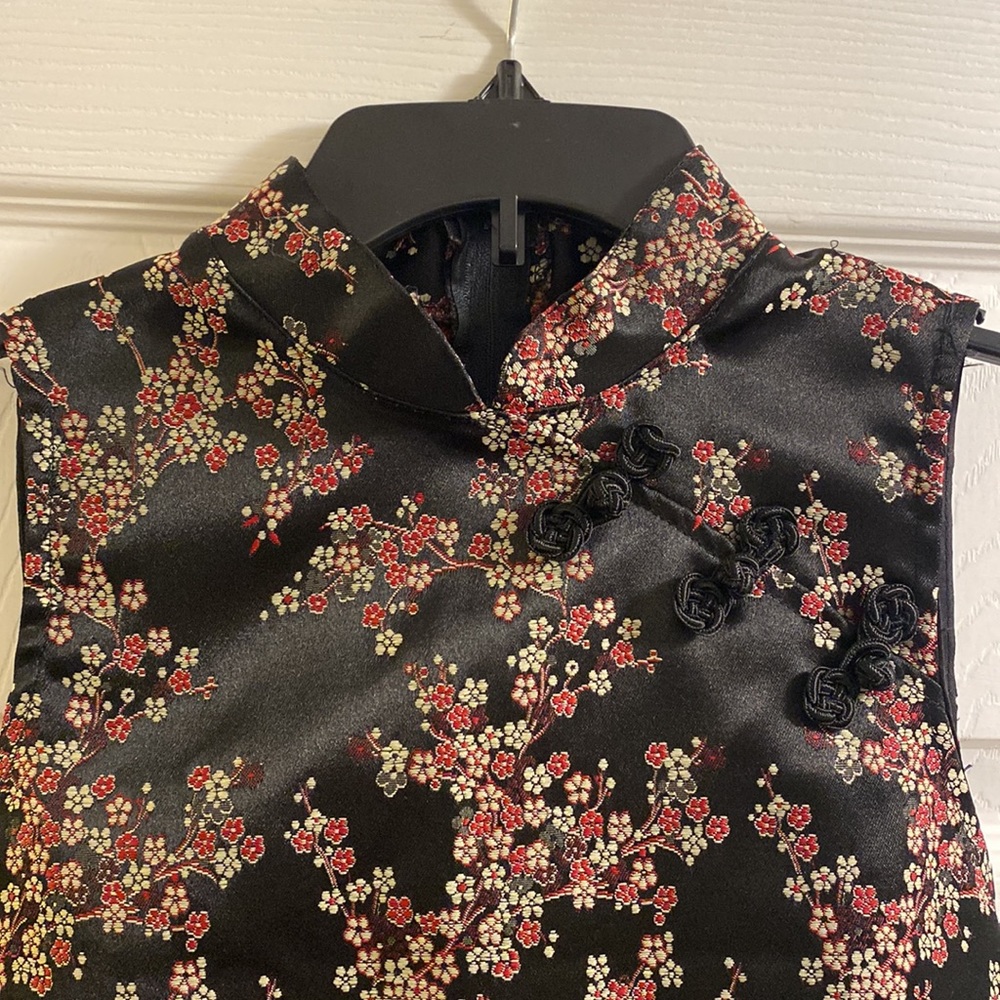 Size small Chinese cheongsam/qipao inspired black top. Fitted with zipper